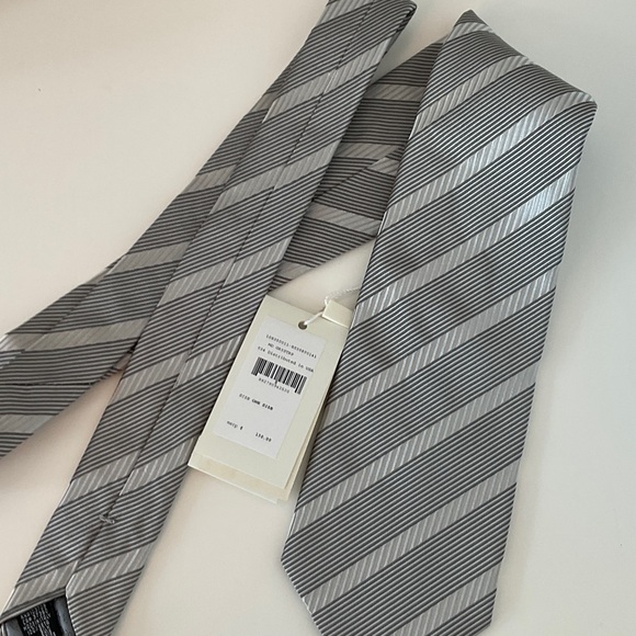NWT Giorgio Armani Elegant Gray Striped Tie - Picture 1 of 3